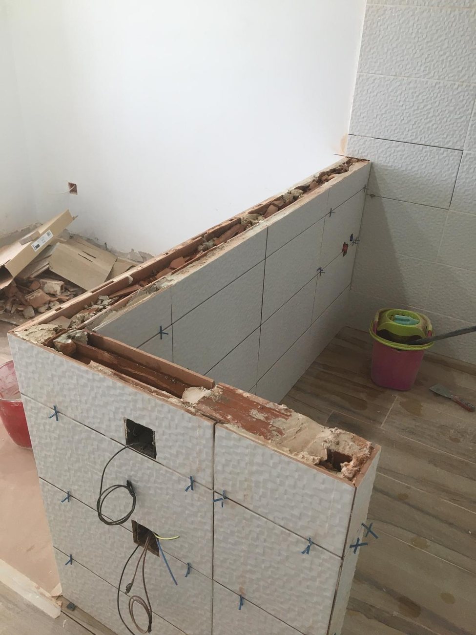 Alicatado de baño en proceso de reforma por AARSTEK