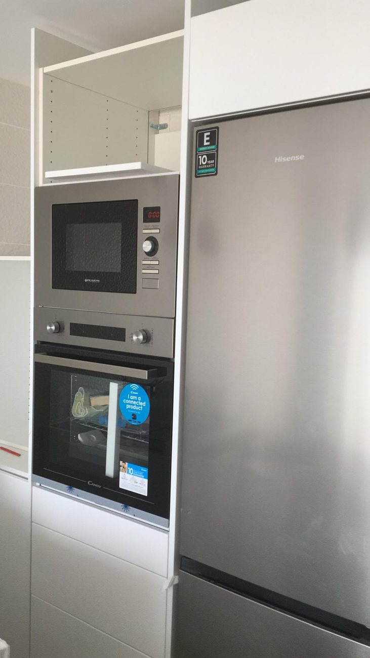 Columna de horno y frigorífico integrados en cocina por AARSTEK